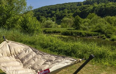 Entspannen in der Hängematte an der Jagst im Ferienhaus Renkenmühle bei Mulfingen