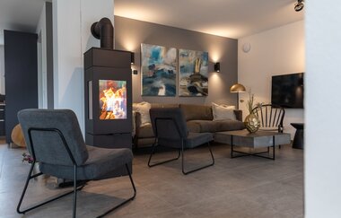 Wohnbereich mit Kamin im Ferienhaus Renkenmühle