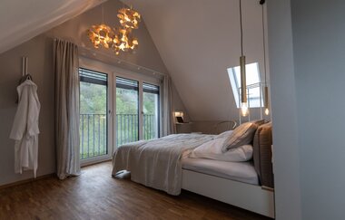 Suite mit Doppelbett und Ausblick im Ferienhaus Renkenmühle
