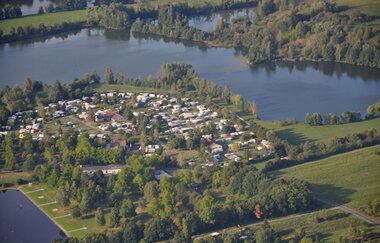 Luftbildaufnahme auf den Seecamping-Platz in Freudenberg, umgeben vom Badesee, Anglersee. Wald und Wiesen.