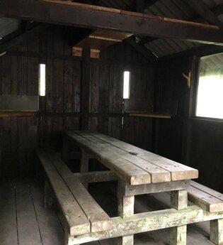 Hütte mit Sitzgelegenheit am Trekking-Camp bei Limbach
