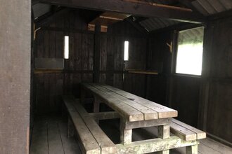 Hütte mit Sitzgelegenheit am Trekking-Camp bei Limbach