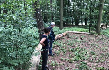 2 Personen stehen am Trekking-Camp bei Limbach