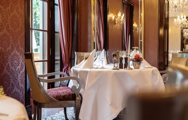 Ein schön gedeckter Tisch mit Gläsern und Tischschmuck im Gourmet-Restaurant