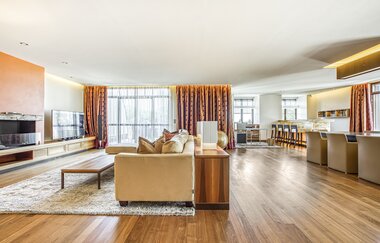 In der Präsidentensuite steht ein großes Sofa und eine große Tafel