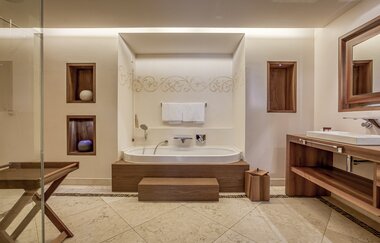 Im Badezimmer steht eine große Wanne, das Zimmer ist sehr geräumig