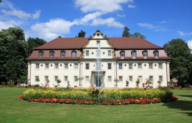 Das ehemalige Jagdschloss ist von einem großen Garten umgeben