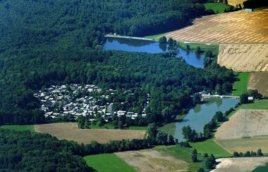 Luftaufnahme des Waldcampingplatzes