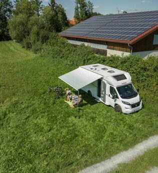 Der Stellplatz ist auf einer Wiese