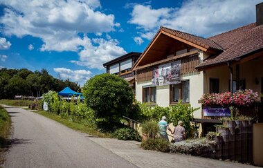Das Weingut liegt neben Rebflächen