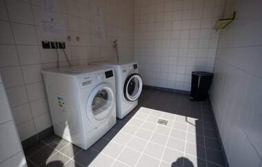 Waschmaschine und Trockner auf dem Stellplatz