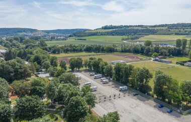 Eine Luftaufnahme vom Wohnmobilstellplatz aus weiterer Entfernung, das Deutschordenstadion sieht man direkt hinter dem Stellplatz.