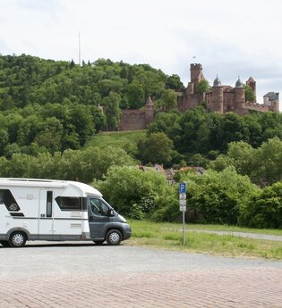 Wohnmobilstellplatz in Kreuzwertheim am Main mit Blick auf die Wertheimer Burg und den Main