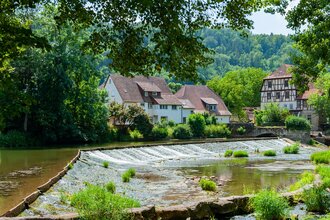 Vom Platz hat man einen schönen Blick auf das Kocherwehr und Fachwerkhäuser