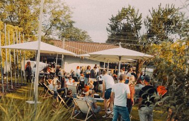Fest mit Liegestühlen und Schirmen außerhalb
