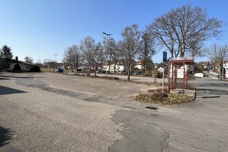 Ein Platz mit Bäumen und einer Bushaltestselle. Mudau im Odenwald.