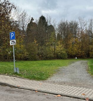 Parkschild für Wohnmobile mit Bäumen