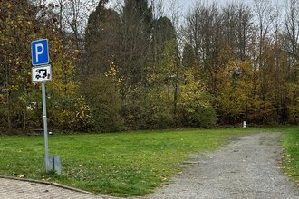 Parkschild für Wohnmobile mit Bäumen