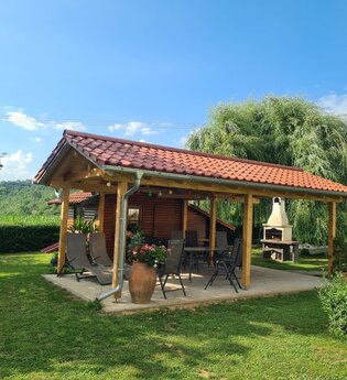 Garten mit Holzpergula und Grill