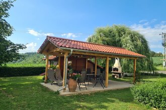 Garten mit Holzpergula und Grill