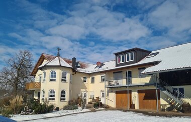 das Gebäude des Ferienhof Carle mit schneebedeckten Dächern