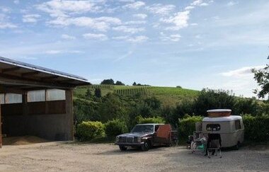 Wohnmobil auf dem Stellplatz auf dem Hof