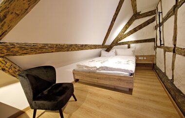 Doppelbett und ein bequemer Sessel