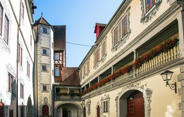 Innenhof des Alten Schlosses in Gaildorf mit verzierten Fassaden und Blumen.