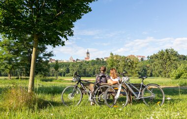 Radfahrer machen Rast mit Blick auf Bad Wimpfen