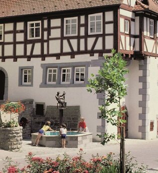 Fachwerkfassade mit Brunnen, in dem sich das Museum befindet