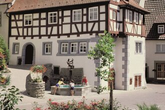 Fachwerkfassade mit Brunnen, in dem sich das Museum befindet