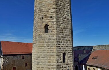Blick auf den Bergfried der Burg Steinsberg unter blauem Himmel