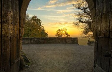 Stimmungsvoller Blick aus dem Burginnenhof auf eine Steinmauer