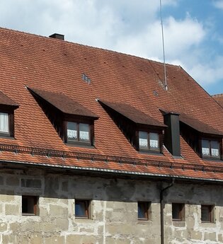 Historische Gebäude in Gaildorf mit Fachwerk und roten Dächern.