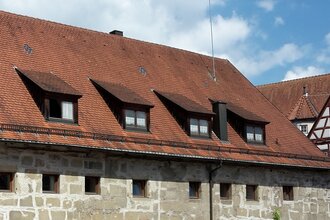 Historische Gebäude in Gaildorf mit Fachwerk und roten Dächern.