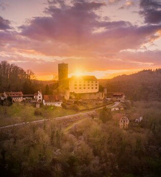Burg Guttenberg mit Greifenwarte, Burgmuseum & Burgschenke | Haßmersheim | Neckartal
