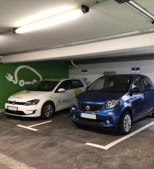 Zwei PKW an Elektroladesäulen im Parkhaus Grabengasse