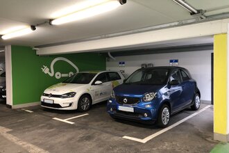 Zwei PKW an Elektroladesäulen im Parkhaus Grabengasse