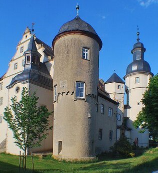 Blick auf das mit vielen Türmen gebaute Schloss Waldmannshofen in Creglingen. In diesem Gebäude ist das Feuerwehrmuseum untergebracht.