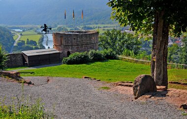Blick auf den Turm mit Hexe bei der Freudenburg. Im Hintergrund ist der Main und das Maintal zu sehen.