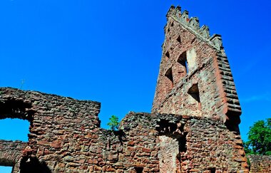 Blick auf einen freistehenden Giebel der Ruine Freudenburg.
