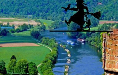 Blick auf die Hexe auf der Freudenburg. Im Hintergrund ist der Main und das Maintal zu sehen.