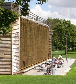 Gradierwerk im Sommer