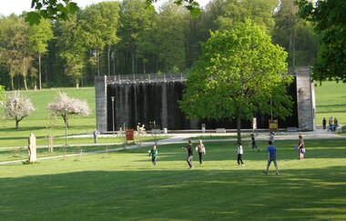Spielende Kinder vor Gradierwerk Bad Rappenau