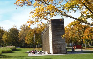 Gradierwerk und herbstlich gefärbte Laubbäume