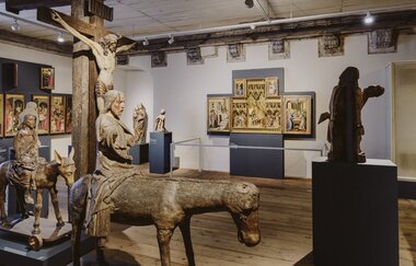 Innenansicht des Hällisch-Fränkischen Museums mit religiösen Skulpturen und Gemälden.