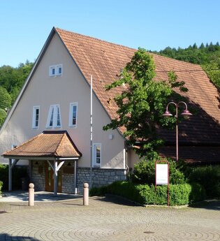 Das Museum ist in einem alten Gebäude mit heruntergezogenem Dach untergebracht