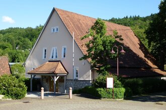 Das Museum ist in einem alten Gebäude mit heruntergezogenem Dach untergebracht