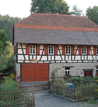 Das historische Fachwerkgebäude der Ölmühle Dörzbach