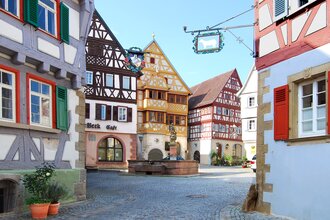 Marktplatz Neudenau | Fränkisches Fachwerk in reich verzierter Renaissance-Art | HeilbronnerLand